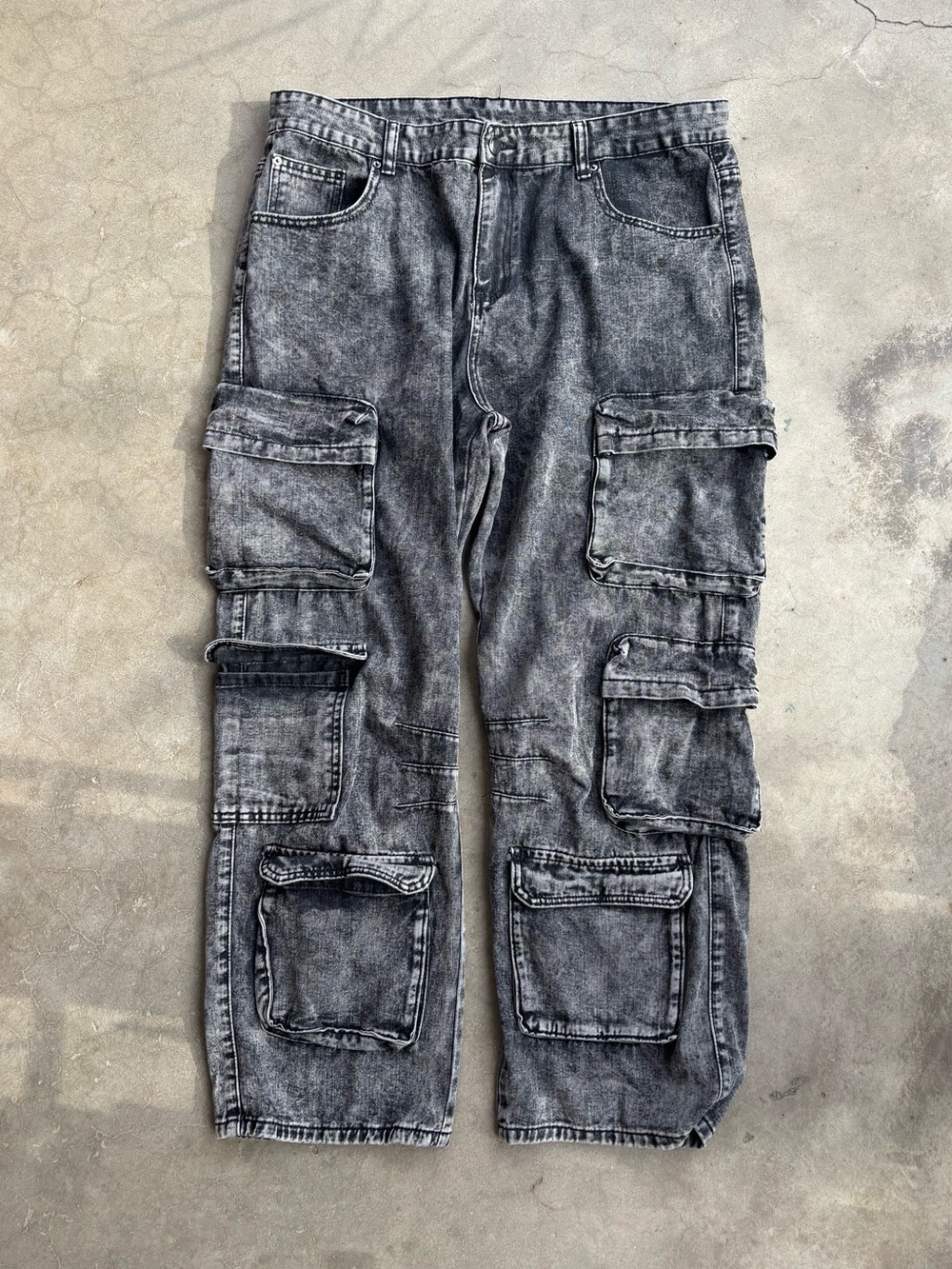 Y2K Inspired Acid Wash Black Cargo Jeans  Relaxed Fit Multi Pocket Size 40.